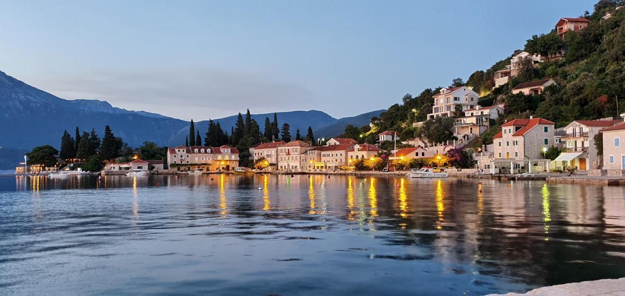 Rose - Apartmani Janovic Luštica Buitenkant foto