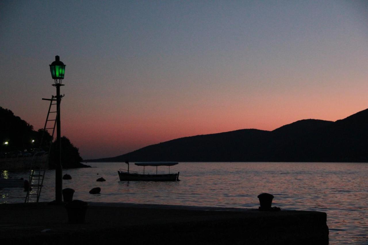 Rose - Apartmani Janovic Luštica Buitenkant foto