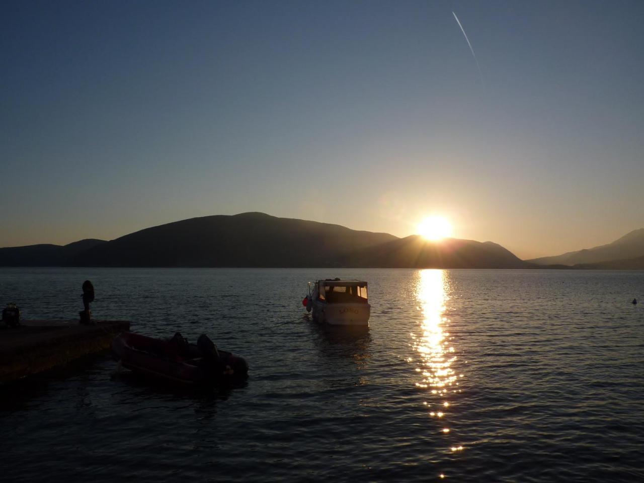 Rose - Apartmani Janovic Luštica Buitenkant foto